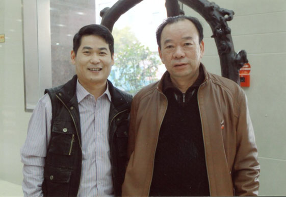 紫砂壶图片：与研究员级高级工艺美术师潘持平合影 - 宜兴紫砂壶网