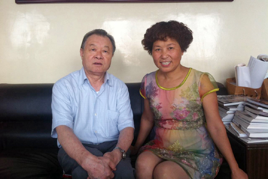 紫砂壶图片：与何道洪大师合影 - 宜兴紫砂壶网