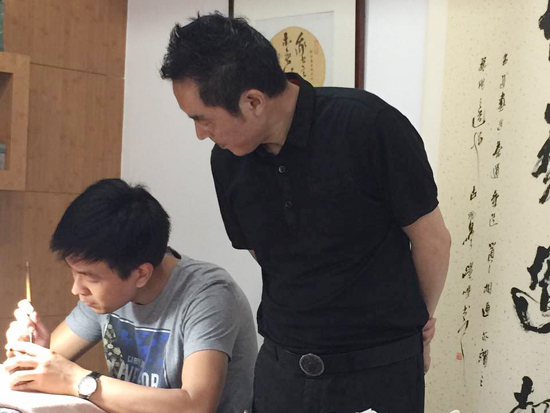 紫砂壶图片：师傅顾跃鸣指点万峰陶刻 - 宜兴紫砂壶网