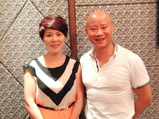 紫砂壶图片：与工艺美术大师吕俊杰合影 - 宜兴紫砂壶网