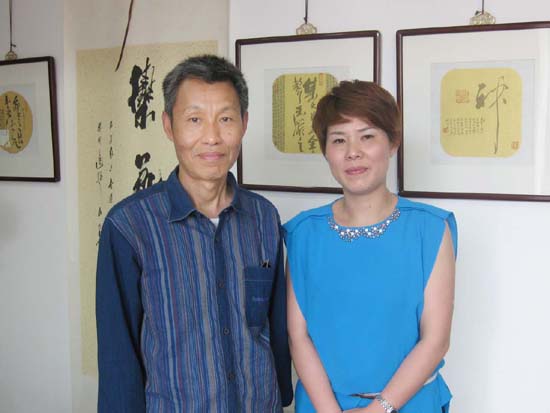 紫砂壶图片：与陈国良（江苏省工艺美术大师）合影 - 宜兴紫砂壶网