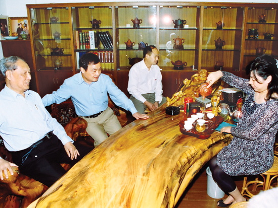 紫砂壶图片：为全国人大副委员长成思危展示茶艺 - 宜兴紫砂壶网