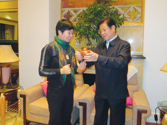 紫砂壶图片：作品容天壶（绞泥）赠送王兆国副委员长 - 宜兴紫砂壶网