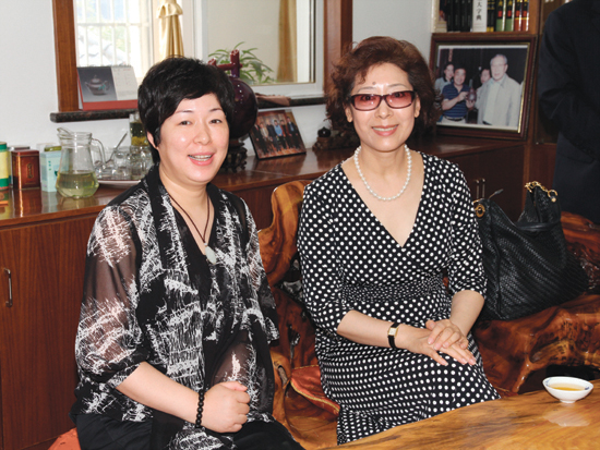 紫砂壶图片：与著名歌唱家关牧村在一起 - 宜兴紫砂壶网