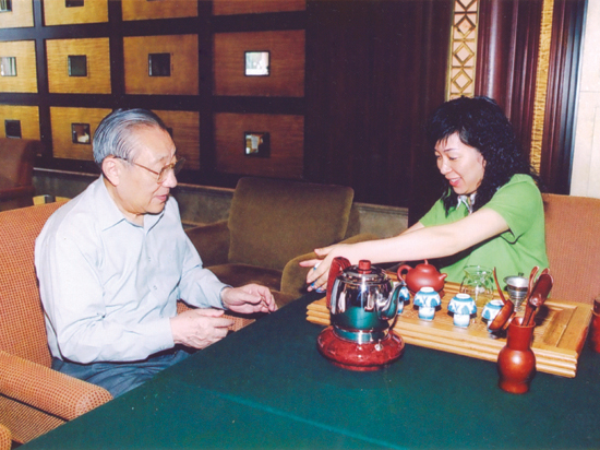 紫砂壶图片：与李岚清副总理品茶赏壶 - 宜兴紫砂壶网