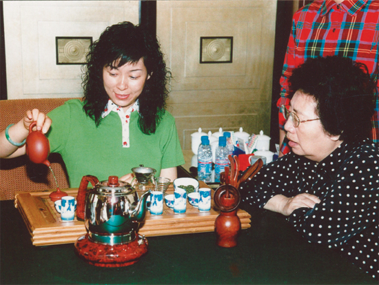 紫砂壶图片：为李岚清副总理夫人章素贞女士展示茶艺 - 宜兴紫砂壶网