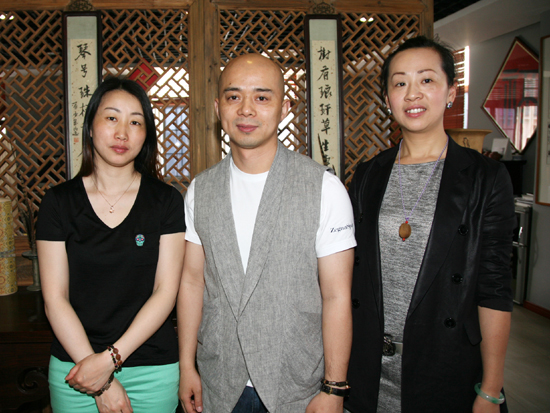 紫砂壶图片：与哥哥范泽锋、嫂子汤先武合影 - 宜兴紫砂壶网