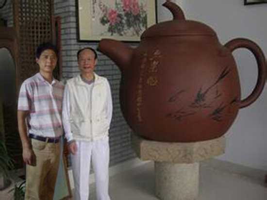 紫砂壶图片：与中国工艺美术大师吕尧臣合影 - 宜兴紫砂壶网