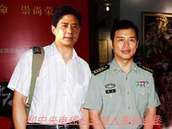 紫砂壶图片：与中央电视台著名主持人唐剑合影 - 宜兴紫砂壶网