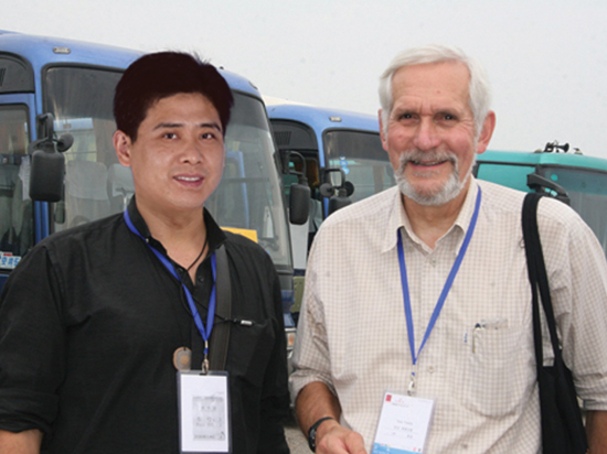 紫砂壶图片：与美国著名收藏界劳尔斯密斯合影 - 宜兴紫砂壶网