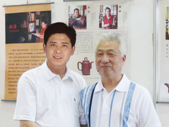 紫砂壶图片：与中国工艺美术大师顾绍培合影 - 宜兴紫砂壶网