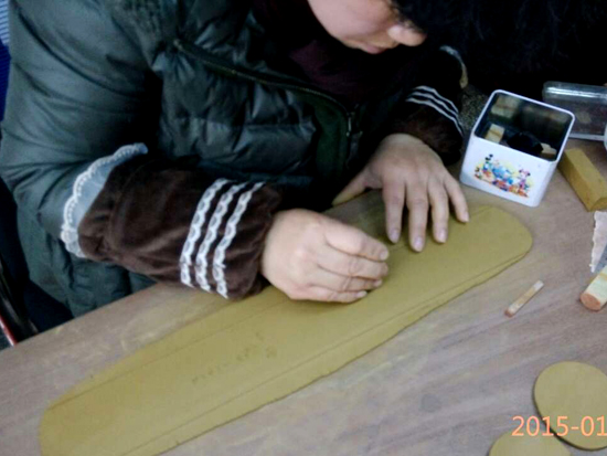 紫砂壶图片：全手工制壶过程-打泥条片子 - 宜兴紫砂壶网