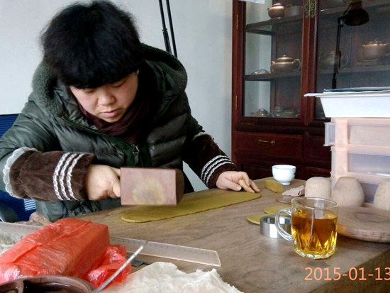 紫砂壶图片：全手工制壶过程-打泥条片子 - 宜兴紫砂壶网