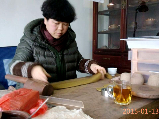 紫砂壶图片：全手工制壶过程-打泥条片子 - 宜兴紫砂壶网