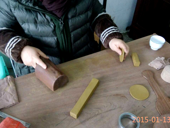 紫砂壶图片：全手工制壶过程-打泥条片子 - 宜兴紫砂壶网