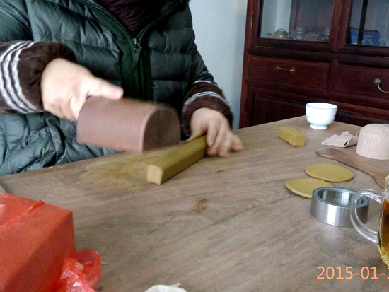 紫砂壶图片：全手工制壶过程-打泥条片子 - 宜兴紫砂壶网