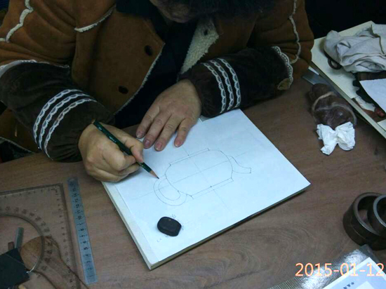 紫砂壶图片：全手工制壶过程-绘图 - 宜兴紫砂壶网