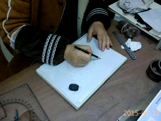 紫砂壶图片：全手工制壶过程-绘图 - 宜兴紫砂壶网