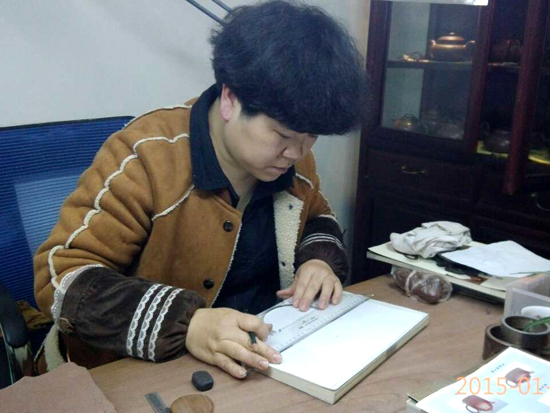 紫砂壶图片：全手工制壶过程-绘图 - 宜兴紫砂壶网