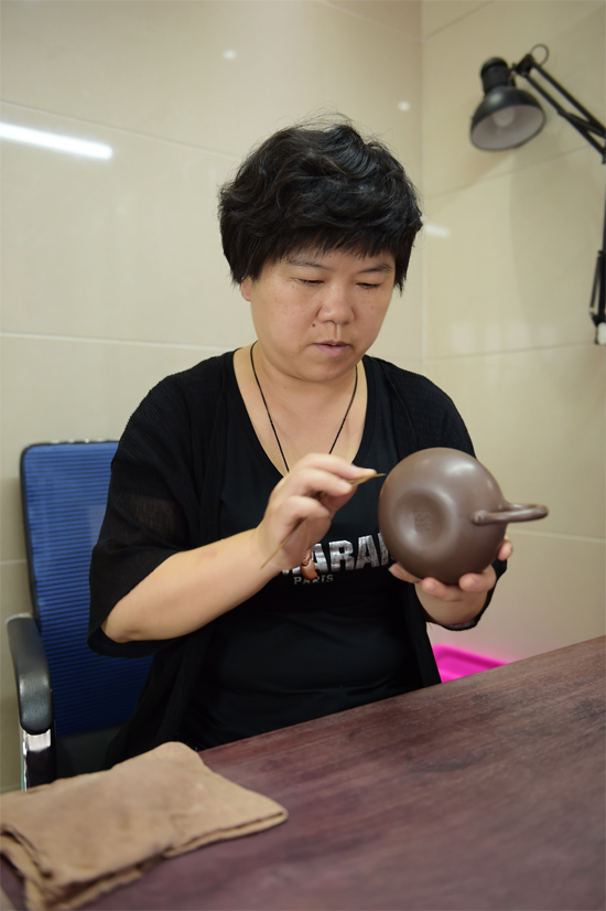 紫砂壶图片：日常工作照 - 宜兴紫砂壶网