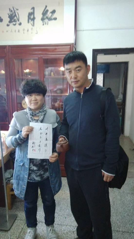 紫砂壶图片：与收藏者合影 - 宜兴紫砂壶网