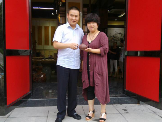 紫砂壶图片：与收藏者合影 - 宜兴紫砂壶网