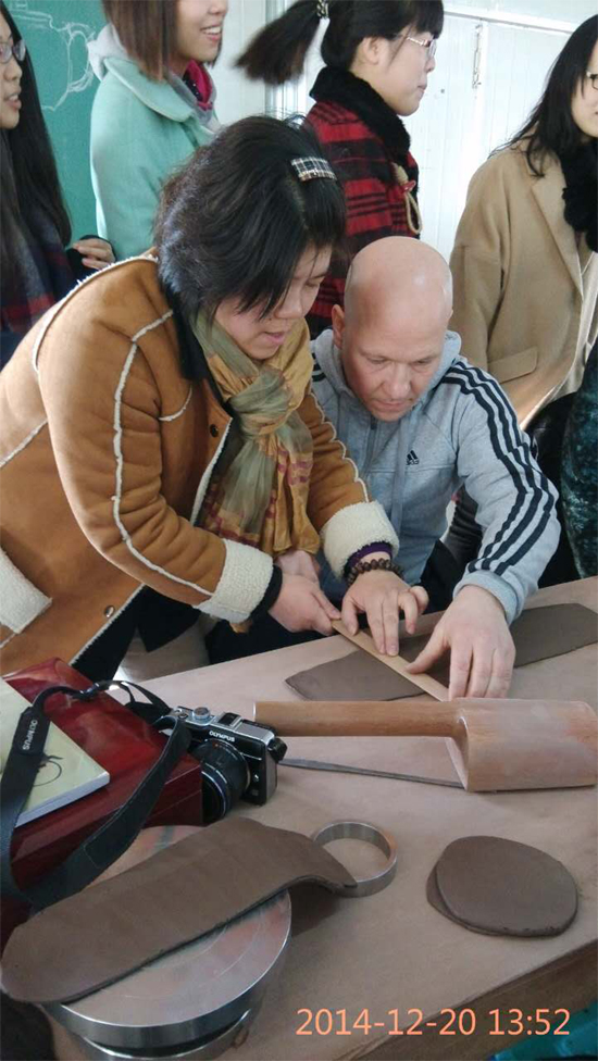 紫砂壶图片：教外国友人做紫砂壶 - 宜兴紫砂壶网