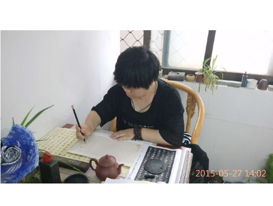 紫砂壶图片：为作品亲自书写证书 - 宜兴紫砂壶网