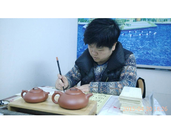 紫砂壶图片：为作品亲自书写证书 - 宜兴紫砂壶网