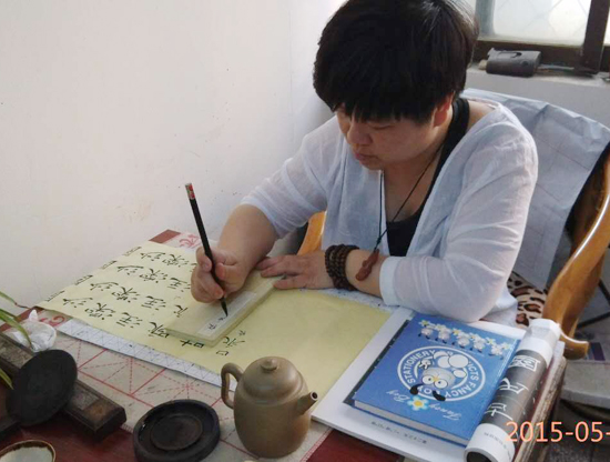 紫砂壶图片：为作品亲自书写证书 - 宜兴紫砂壶网