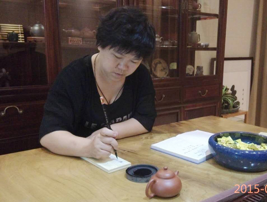 紫砂壶图片：为作品亲自书写证书 - 宜兴紫砂壶网