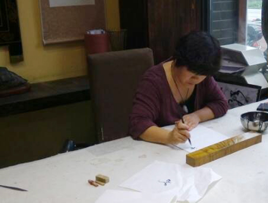 紫砂壶图片：为作品亲自书写证书 - 宜兴紫砂壶网