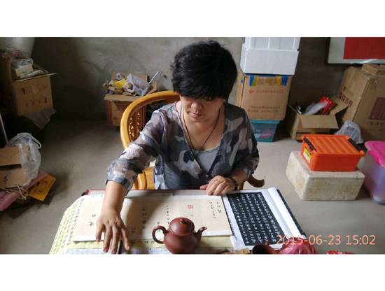 紫砂壶图片：为作品亲自书写证书 - 宜兴紫砂壶网