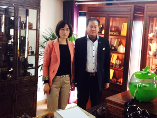 紫砂壶图片：与国礼书画大师张文祥合影 - 宜兴紫砂壶网