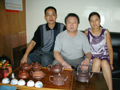 紫砂壶图片：与国家级工艺美术大师何道洪合影 - 宜兴紫砂壶网