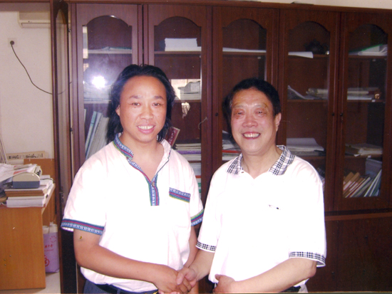 紫砂壶图片：周建春与中国工艺美术大师李昌鸿合影 - 宜兴紫砂壶网