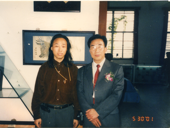 紫砂壶图片：周建春与工艺美术大师谭泉海合影 - 宜兴紫砂壶网