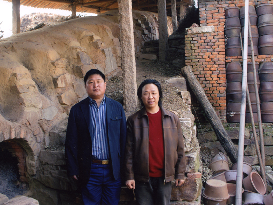 紫砂壶图片：周建春与南京军区领导李善文合影 - 宜兴紫砂壶网