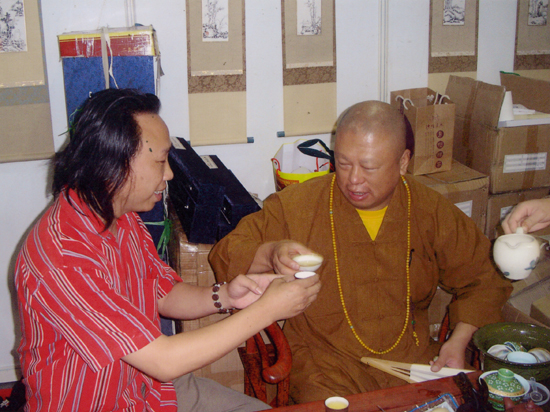 紫砂壶图片：周建春与禅画大师月照上人合影 - 宜兴紫砂壶网