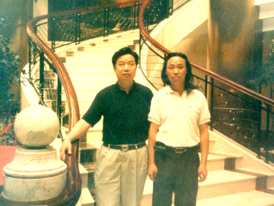 紫砂壶图片：周建春与江苏省陶瓷行业协会会长史俊棠合影 - 宜兴紫砂壶网