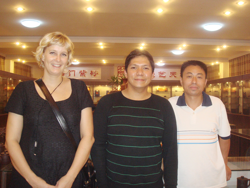 紫砂壶图片：与美国壶友合影 - 宜兴紫砂壶网