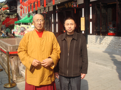 紫砂壶图片：与智慧法师留影 - 宜兴紫砂壶网