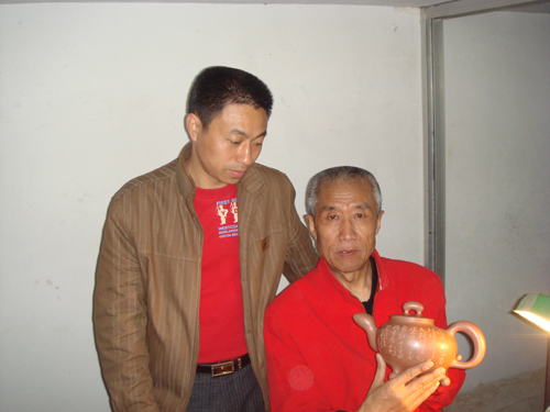 紫砂壶图片：与陶刻大师石陶留影 - 宜兴紫砂壶网