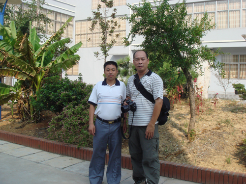 紫砂壶图片：与广西电视台记者留影 - 宜兴紫砂壶网