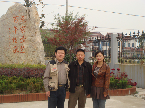 紫砂壶图片：与河南电视台记者留影 - 宜兴紫砂壶网