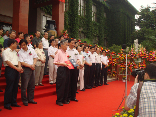 紫砂壶图片：参加徐汉棠获“成就奖”典礼 - 宜兴紫砂壶网