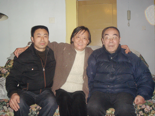 紫砂壶图片：与四川大学教授尹在勤夫妇合影 - 宜兴紫砂壶网