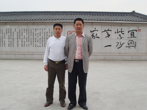 紫砂壶图片：与师父范伟群合影 - 宜兴紫砂壶网