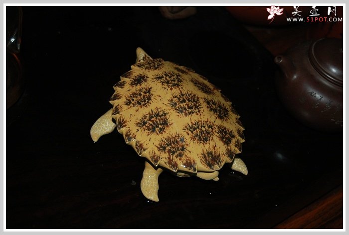 紫砂壶图片：黄金海龟 精细如生 - 宜兴紫砂壶网
