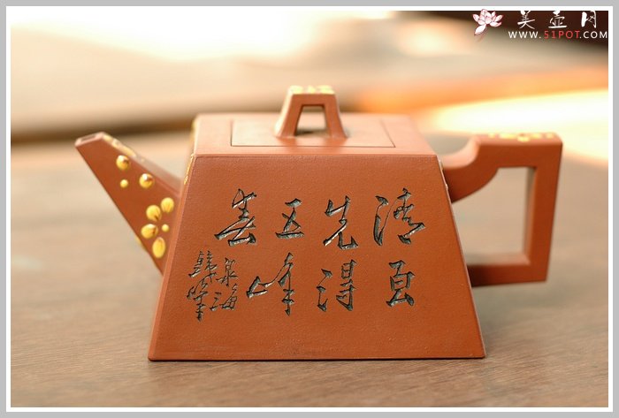 紫砂壶图片：精品点彩升方 谭泉海刻绘 - 宜兴紫砂壶网